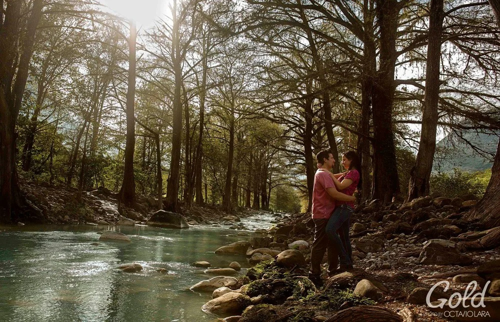 Una pareja durante su sesión de fotografías con Octavio Lara