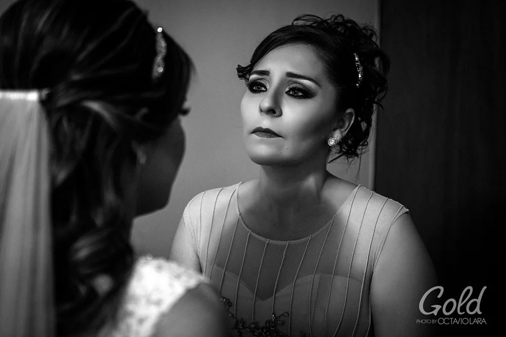 Retrato de una novia durante el maquillaje, en blanco y negro