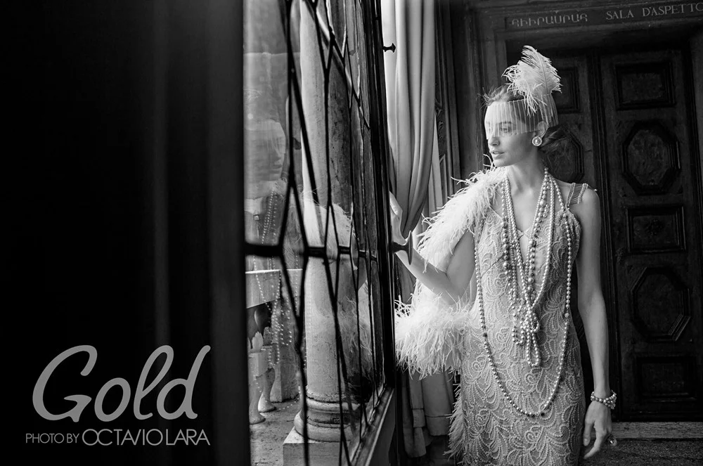Retrato de una novia junto a una ventana, en blanco y negro