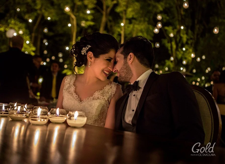 Pareja compartiendo un momento a la luz de las velas