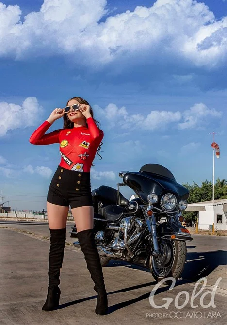 Retrato de moda con chaqueta roja al aire libre