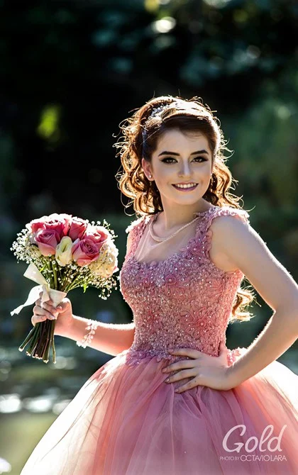 Quinceañera sosteniendo un ramo de flores